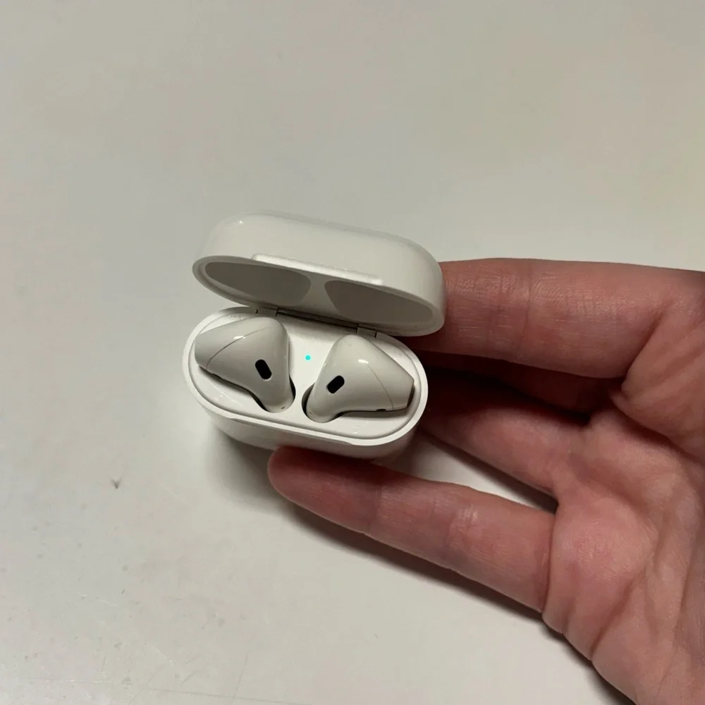 Apple 2nd Gen Wireless Earbuds & Charging Case good condition